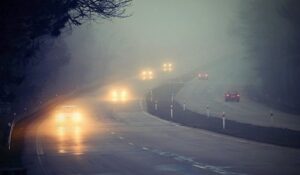 Read more about the article Chia sẻ kinh nghiệm lái xe ô tô đường sương mù an toàn