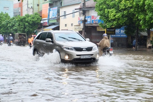 lái xe ô tô qua vùng ngập nước